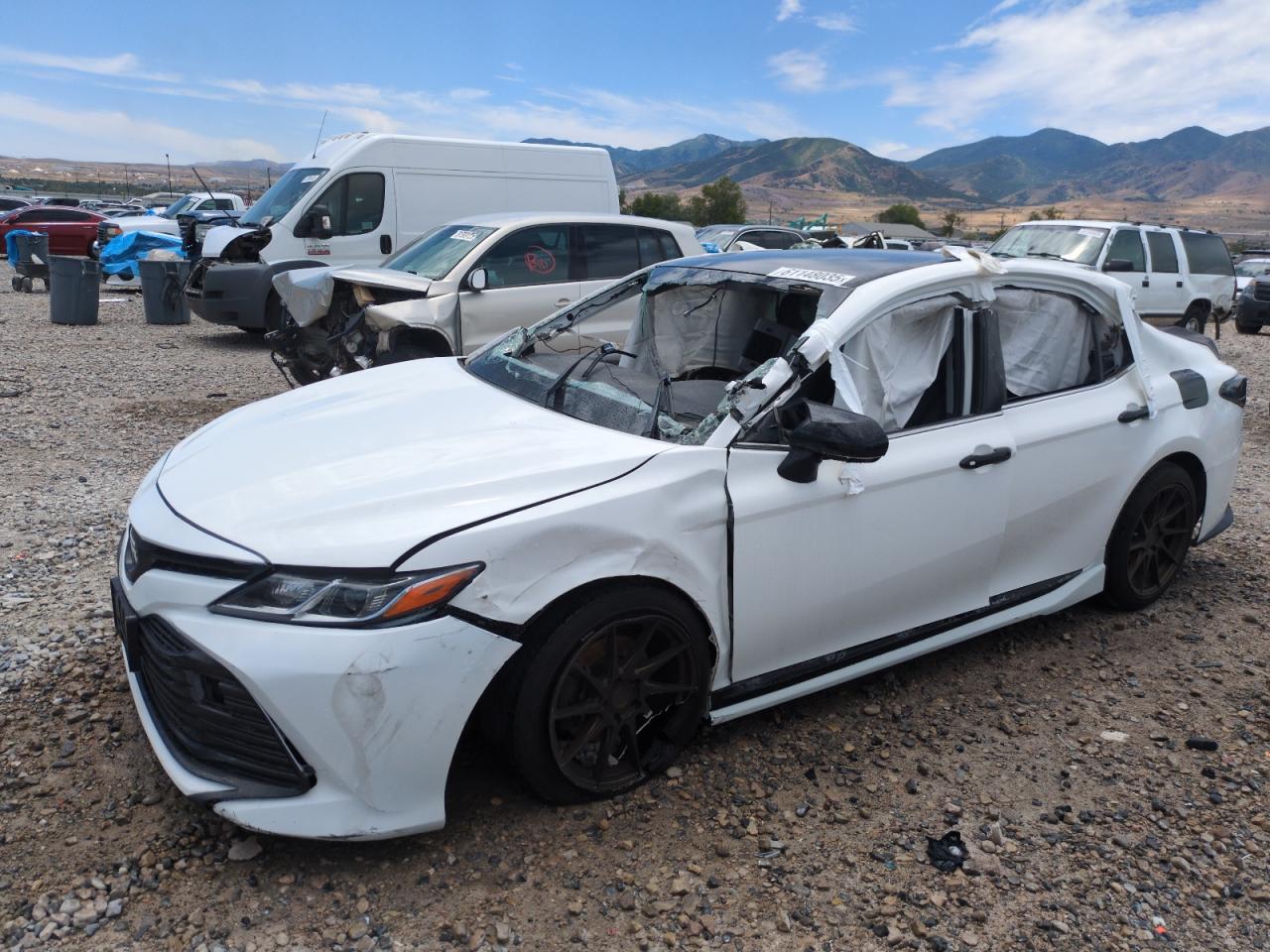2018 TOYOTA CAMRY LE/SE/XLE/XSE — Front 3/4