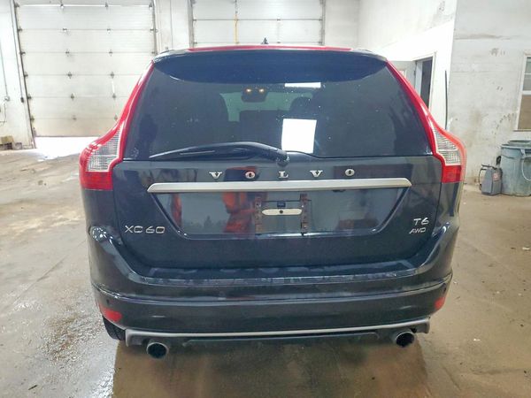 2017 VOLVO XC60 Platinum - R-Design