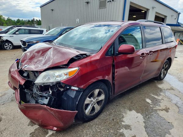2016 TOYOTA SIENNA