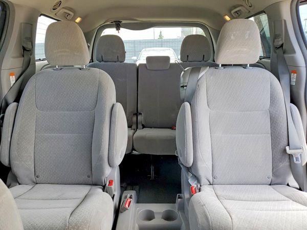 2019 TOYOTA SIENNA LE