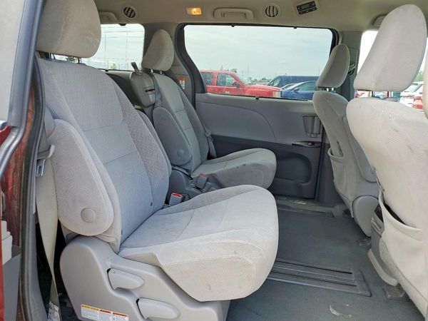 2019 TOYOTA SIENNA LE