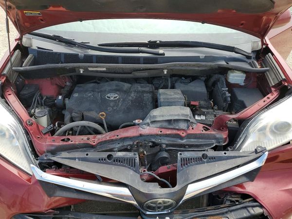 2019 TOYOTA SIENNA LE