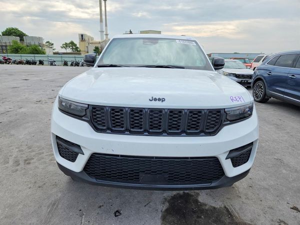 2025 JEEP GRAND CHEROKEE Laredo, Altitude