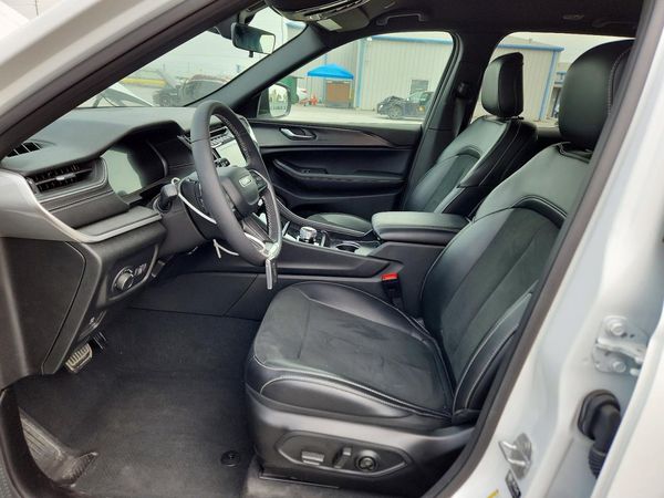 2025 JEEP GRAND CHEROKEE Laredo, Altitude