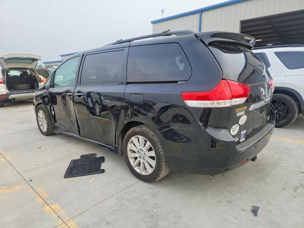 2014 TOYOTA SIENNA