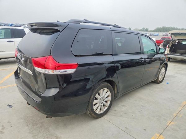 2014 TOYOTA SIENNA