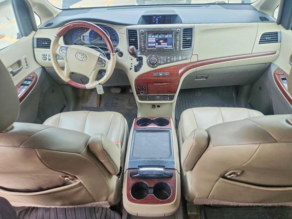 2014 TOYOTA SIENNA