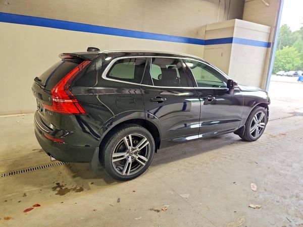 2021 VOLVO XC60 Momentum