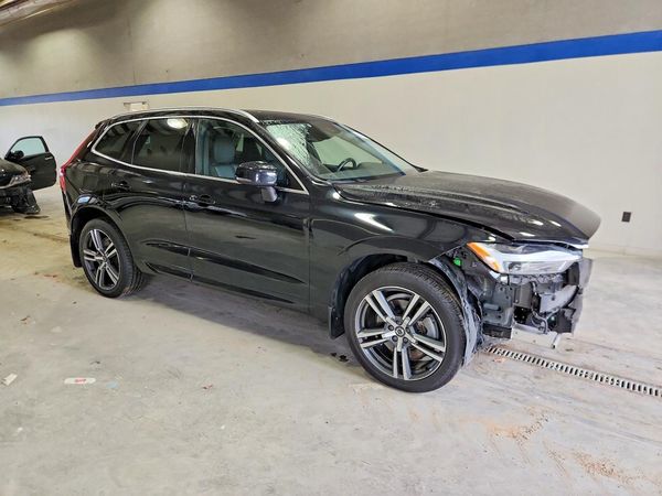 2021 VOLVO XC60 Momentum