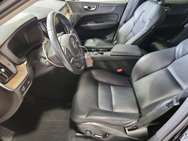 2021 VOLVO XC60 Momentum