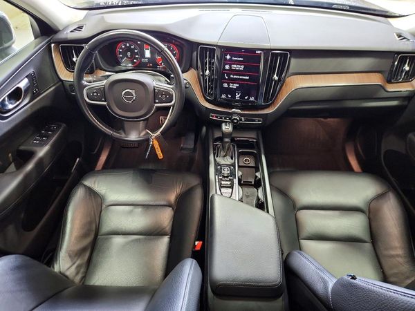 2021 VOLVO XC60 Momentum