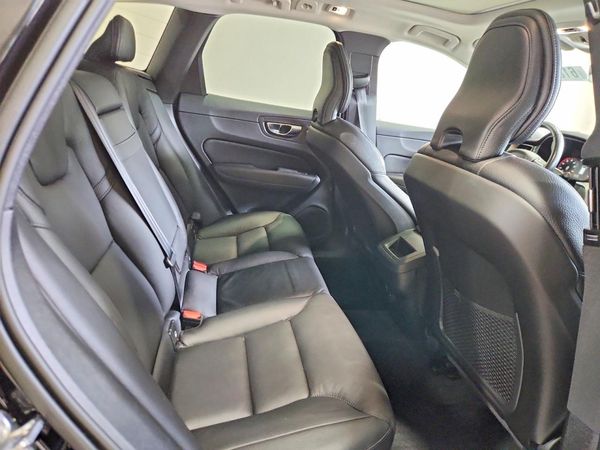 2021 VOLVO XC60 Momentum