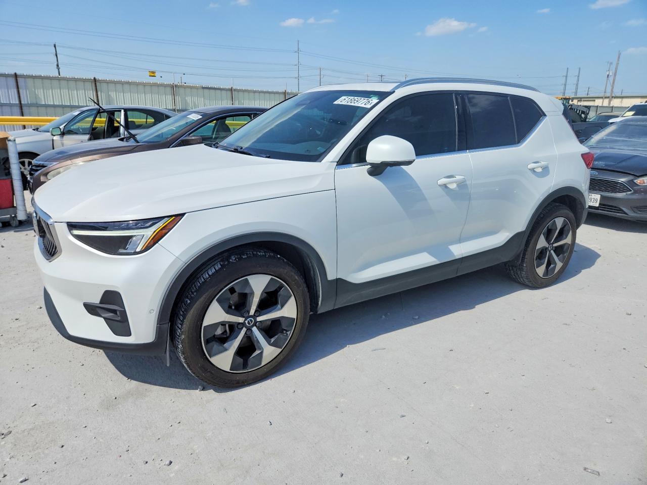 2023 VOLVO XC40 Plus Bright