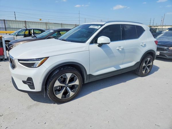 2023 VOLVO XC40 Plus Bright