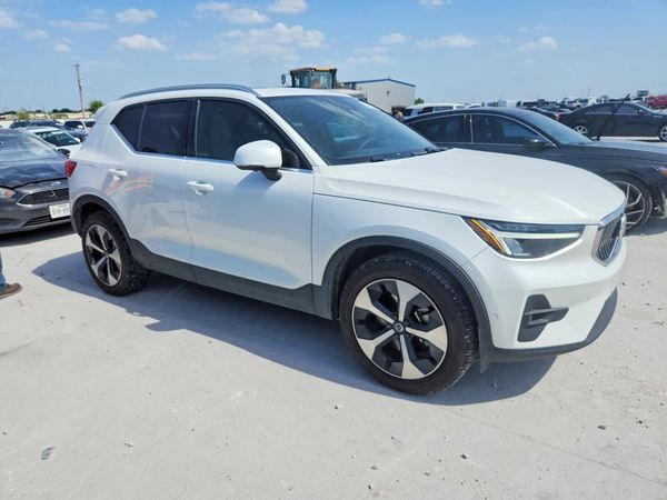 2023 VOLVO XC40 Plus Bright