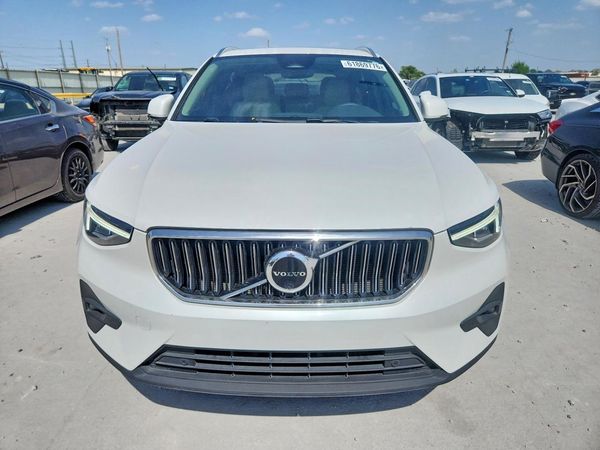 2023 VOLVO XC40 Plus Bright