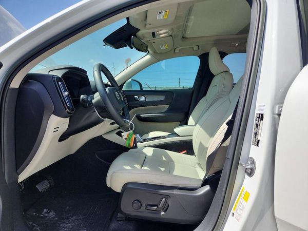 2023 VOLVO XC40 Plus Bright