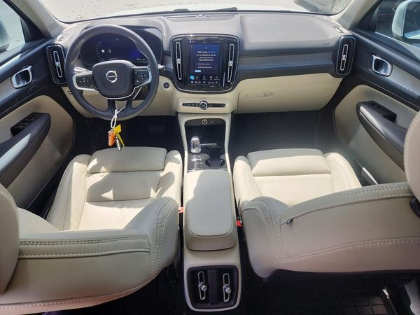 2023 VOLVO XC40 Plus Bright