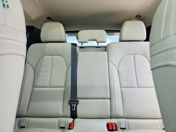 2023 VOLVO XC40 Plus Bright