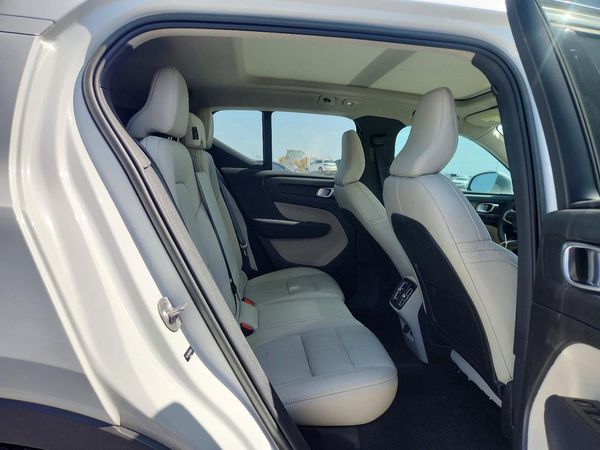2023 VOLVO XC40 Plus Bright