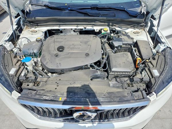 2023 VOLVO XC40 Plus Bright