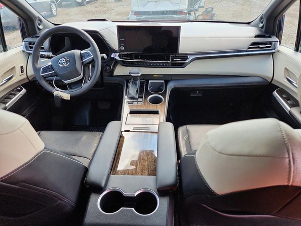 2025 TOYOTA SIENNA Platinum