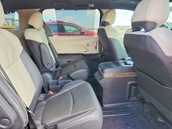 2025 TOYOTA SIENNA Platinum