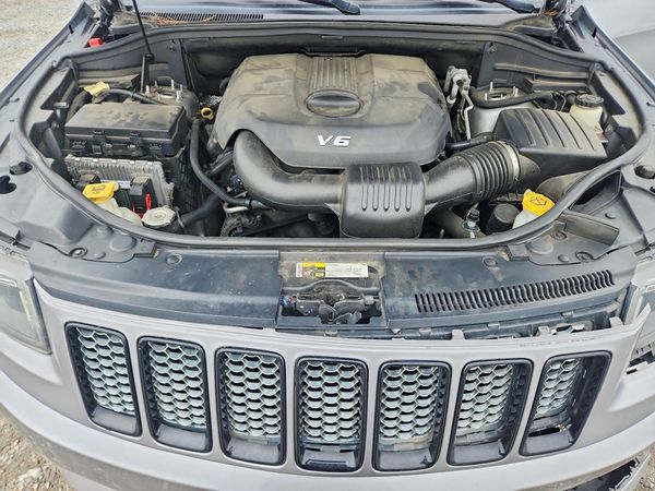 2014 JEEP CHEROKEE Laredo — Engine bay