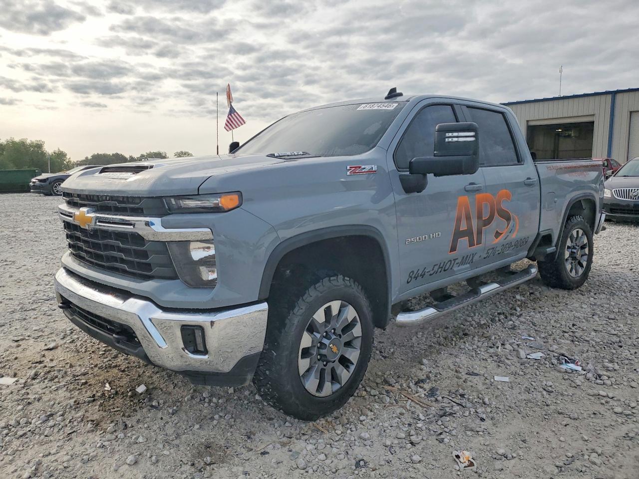 2024 CHEVROLET SILVERADO LT — Front 3/4