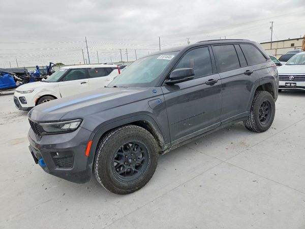 2022 JEEP CHEROKEE Trailhawk 4XE — Front 3/4