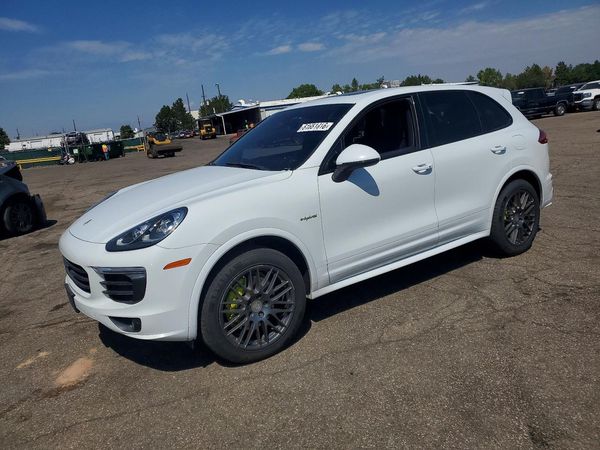 2015 PORSCHE CAYENNE