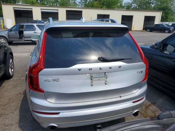 2018 VOLVO XC90 Momentum
