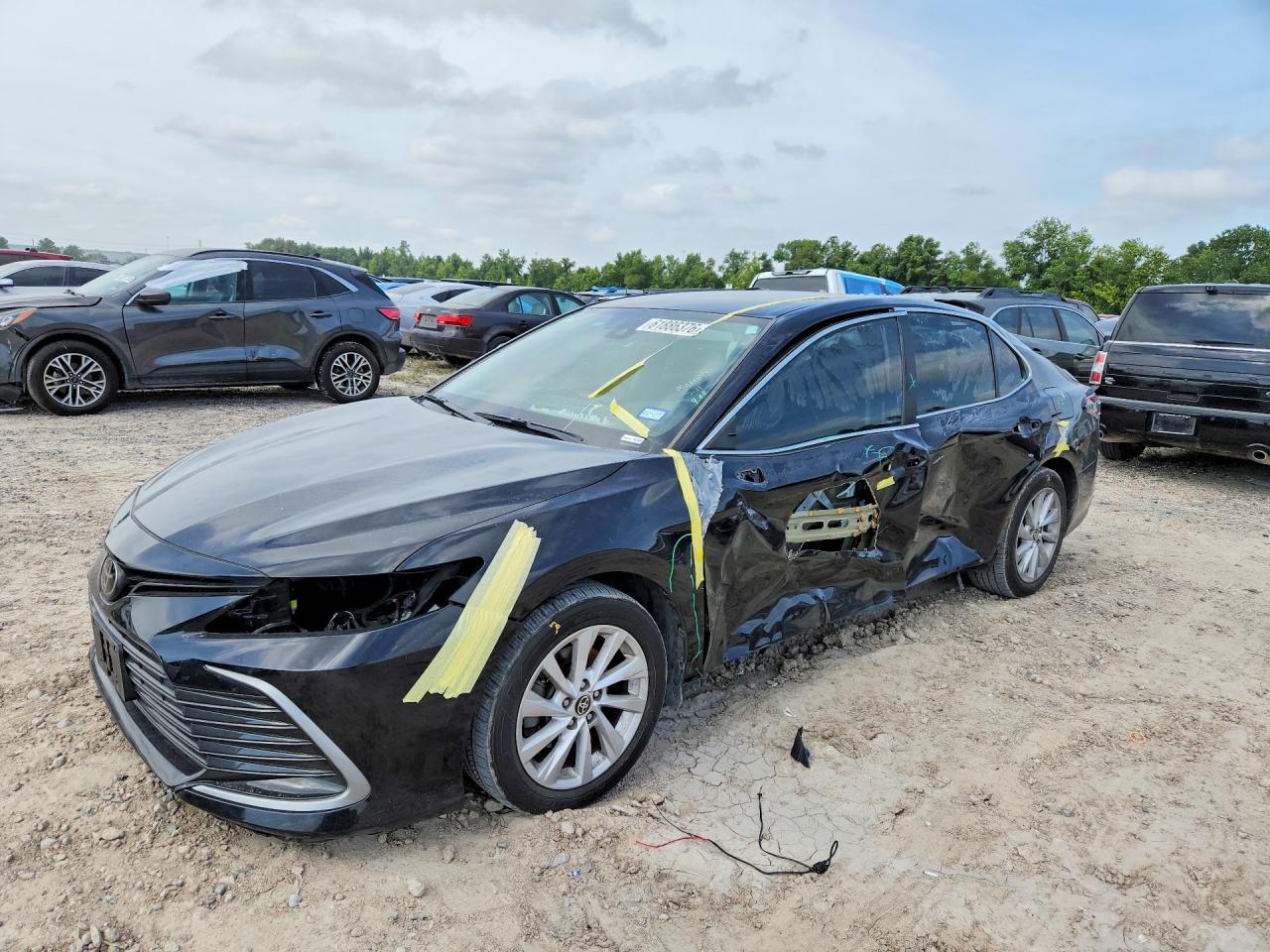 2022 TOYOTA CAMRY LE — Front 3/4