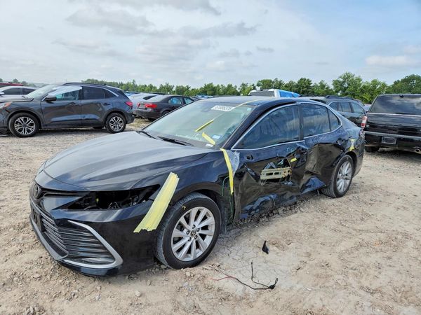 2022 TOYOTA CAMRY LE — Front 3/4