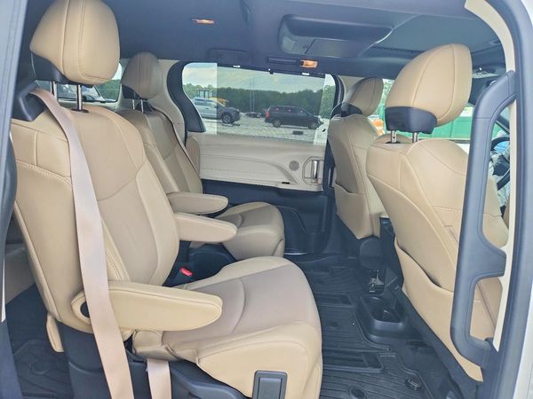 2022 TOYOTA SIENNA Limited