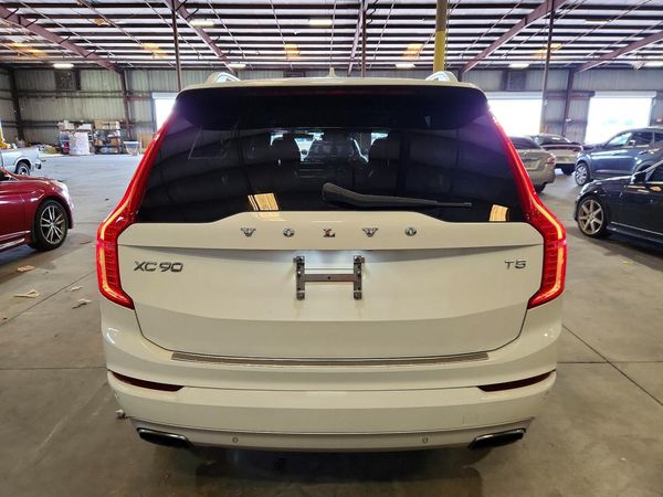 2017 VOLVO XC90 Momentum