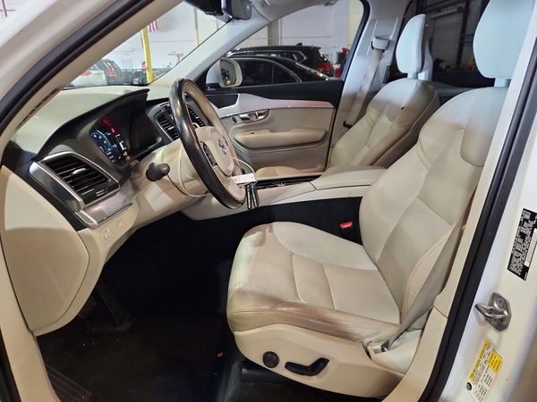 2017 VOLVO XC90 Momentum