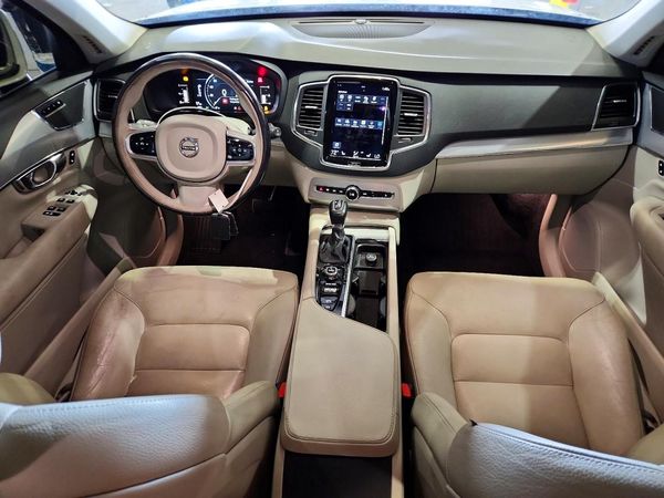 2017 VOLVO XC90 Momentum