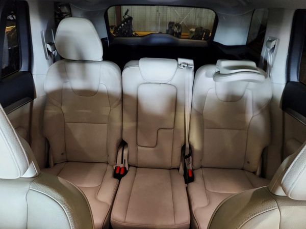 2017 VOLVO XC90 Momentum