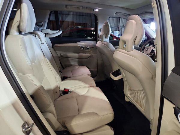2017 VOLVO XC90 Momentum