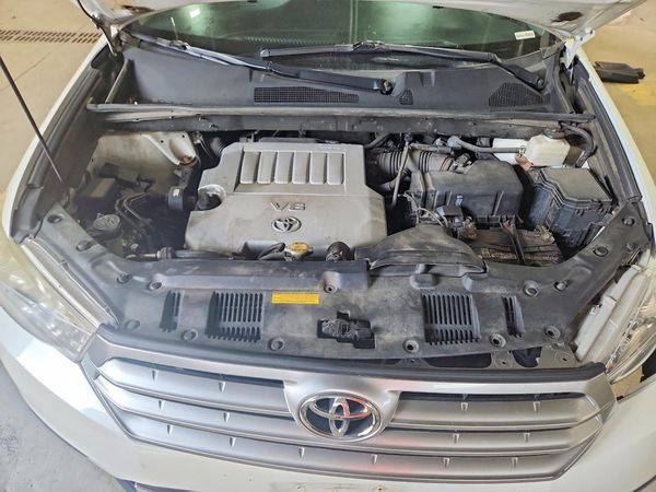2013 TOYOTA HIGHLANDER Base/Hybrid — Engine bay