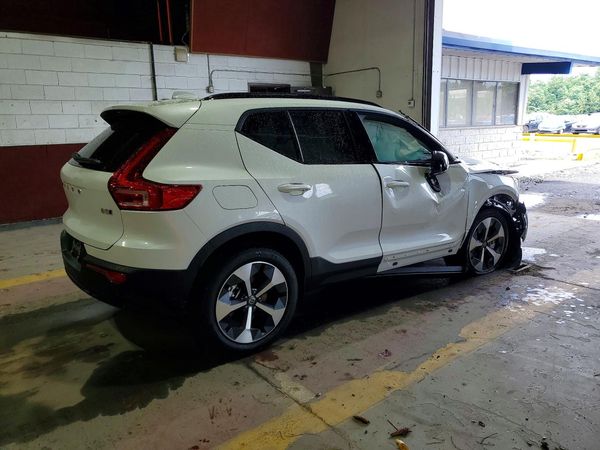 2026 VOLVO XC40 Plus Dark