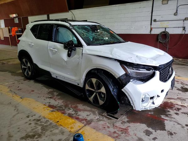 2026 VOLVO XC40 Plus Dark