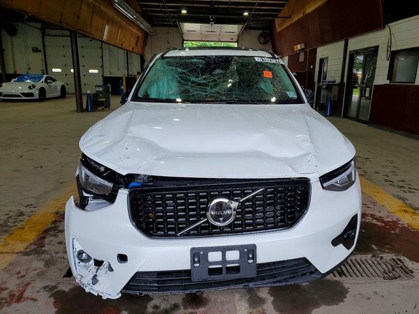 2026 VOLVO XC40 Plus Dark