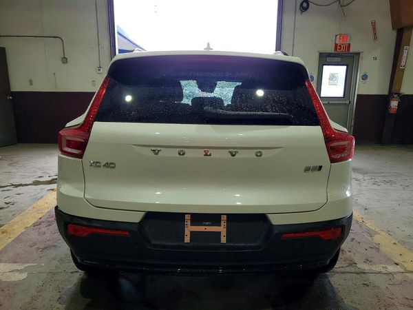 2026 VOLVO XC40 Plus Dark