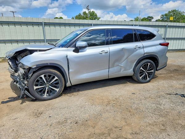 2021 TOYOTA HIGHLANDER LE