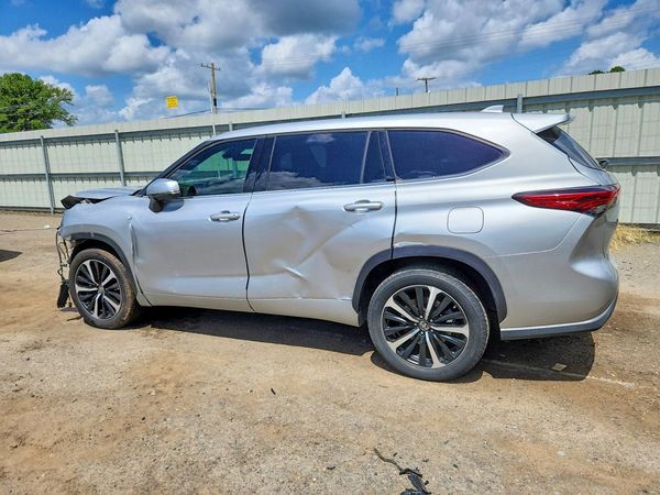 2021 TOYOTA HIGHLANDER LE