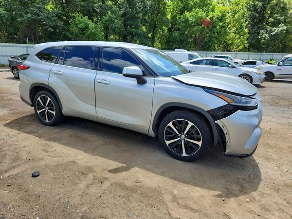 2021 TOYOTA HIGHLANDER LE