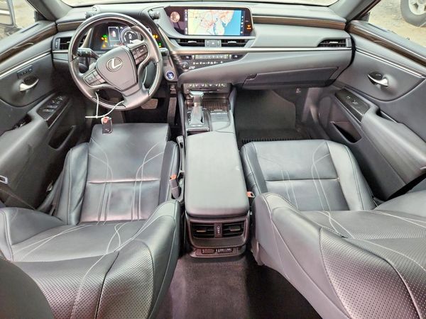 2019 LEXUS ES