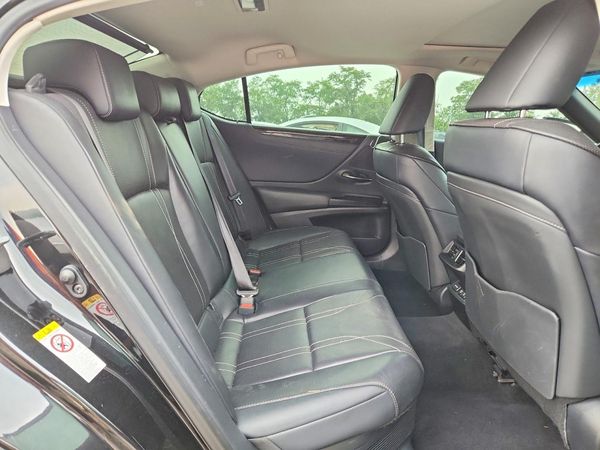 2019 LEXUS ES